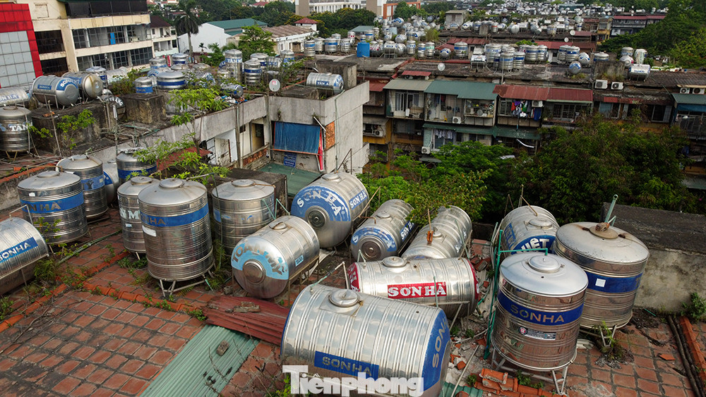 Với người dân ở những khu tập thể cũ việc tìm vị trí và đặt bình nước inox này là một bài toán khó do diện tích vô cùng eo hẹp.