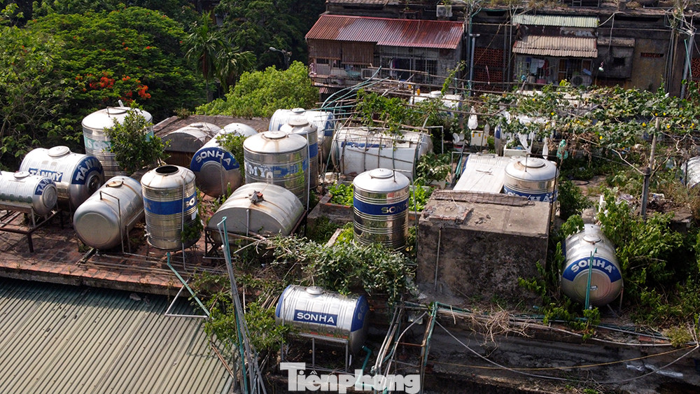 Vốn các toà nhà này đã cũ và xuống cấp, nhưng người dân vẫn "bắt" chúng phải gánh chịu thêm lực đè từ hàng trăm bồn nước tương đương với hàng trăm tấn.