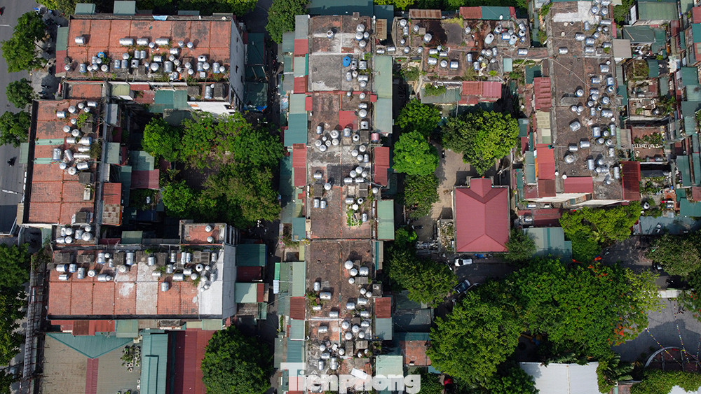 Các bồn nước thường có dung tích từ 500 - 1.500 lít nước, được gia cố sơ sài bằng các khung sắt. Qua thời gian, dưới tác động trực tiếp của yếu tố thời tiết, các khung sắt đã hoen gỉ, tiềm ẩn nguy cơ nứt gãy. Đặc biệt trong mùa mưa bão đang đến gần.