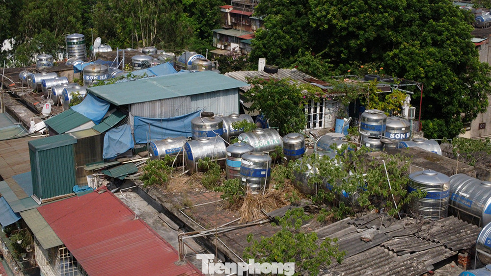 Những tấm ngói chống nóng bằng pro xi măng cũng phải bóc tách, nhường chỗ cho bồn chứa nước sinh hoạt của các hộ dân.