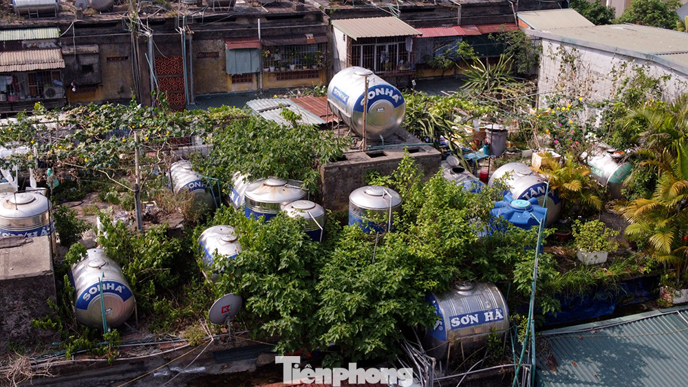 Tầng thượng được xem là phương án lý tưởng nhất, bởi vừa tiết kiệm không gian trong nhà, mà lực nước từ trên dồn xuống mạnh giúp các gia đình tiết kiệm chi phí lắp đặt máy bơm.