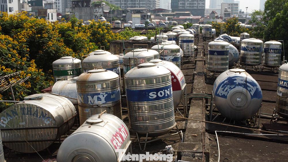 Những bồn nước này chẳng khác gì những "quả bom nước", sẵn sàng đổ ập xuống bất cứ lúc nào.