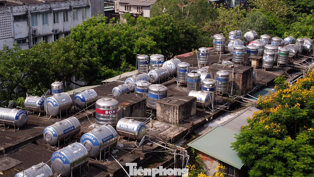 Không khó để thấy hình ảnh những bồn nước inox được đặt đứng, nằm... ngổn ngang, chen chúc trên nóc nhà các khu tập thể cũ tại Thủ đô.
