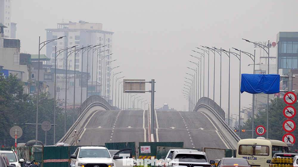 Lối lên đường Vành đai 2 trên cao ở điểm xuống của Cầu Vĩnh Tuy, nơi có mật độ dân cư rất cao của Hà Nội.