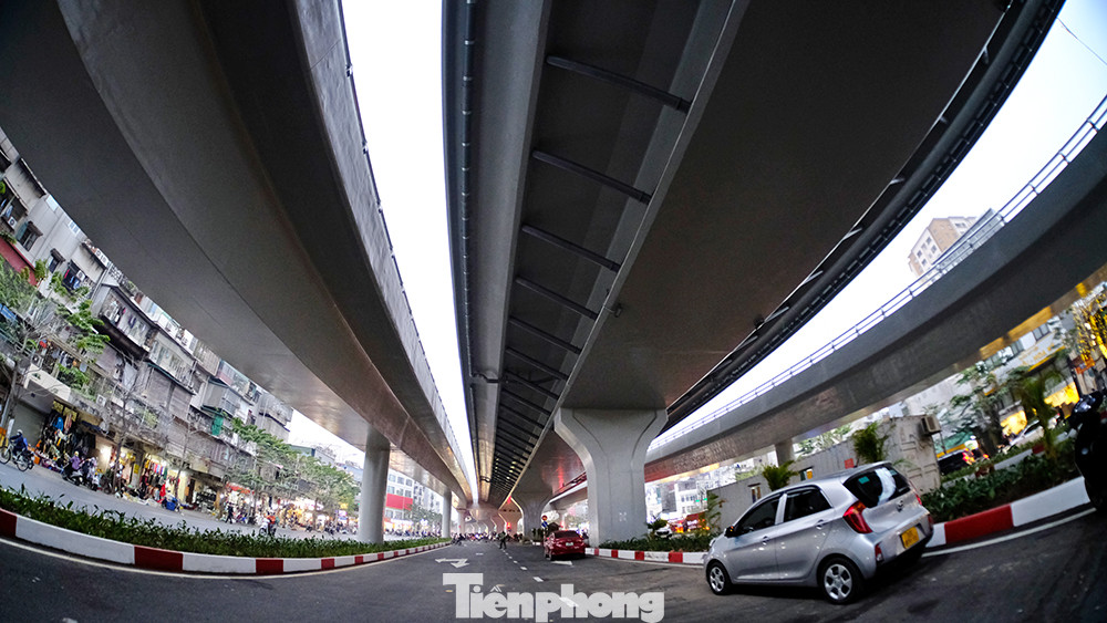 Công trình được thi công, xây dựng hơn 4 năm qua bao gồm cả đường Vành đai phía bên dưới và trên cao.