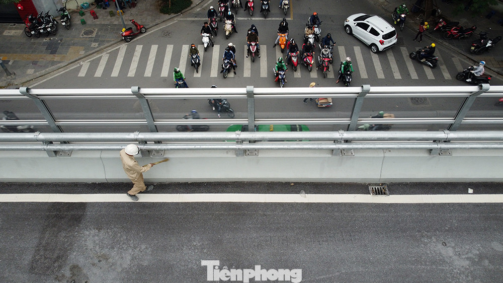 Công nhân vệ sinh sạch sẽ cũng như kiểm tra lại các hạng mục lần cuối của toàn bộ công trình trước khi đưa vào phục vụ người dân.