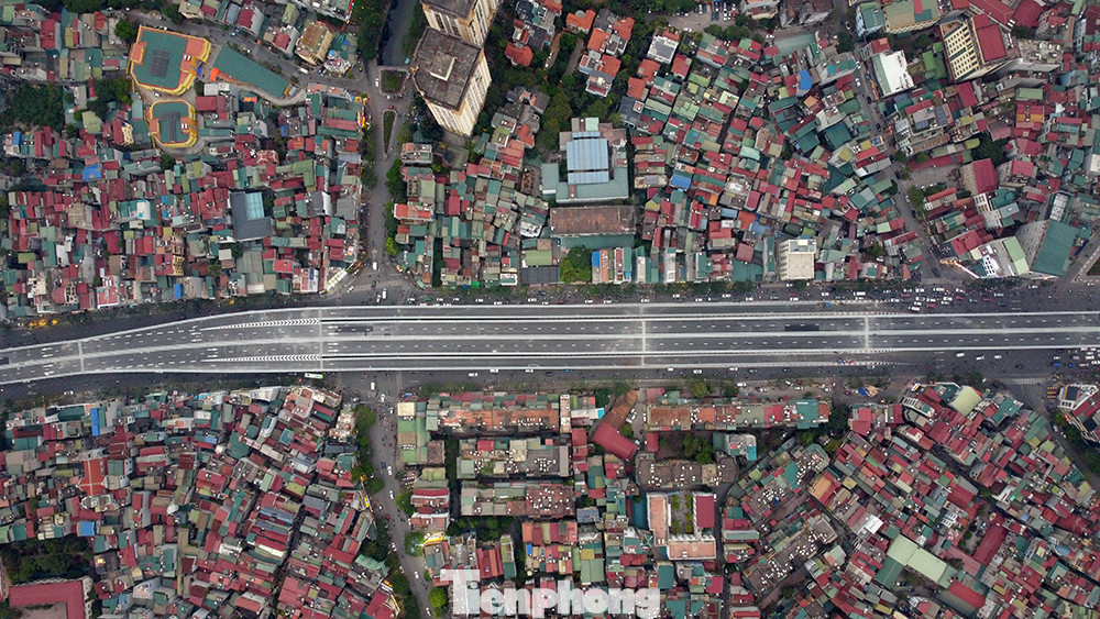 Đường dẫn lên và xuống đường trên cao của dự án đường Vành đai 2, đoạn giao cắt với Ngã Tư Vọng nhìn từ trên cao.