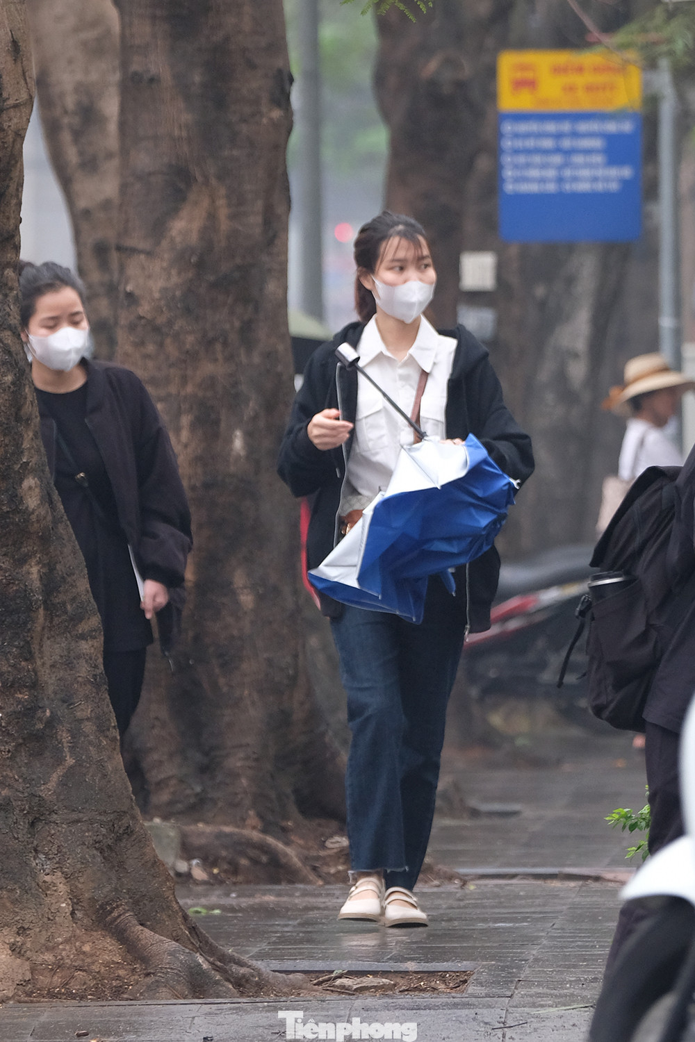 Theo các chuyên gia y tế, hiện tượng thời tiết nồm ẩm trong thời gian giao mùa rất có hại cho sức khỏe, đặc biệt là người già và trẻ nhỏ rất dễ mắc các bệnh về hô hấp.