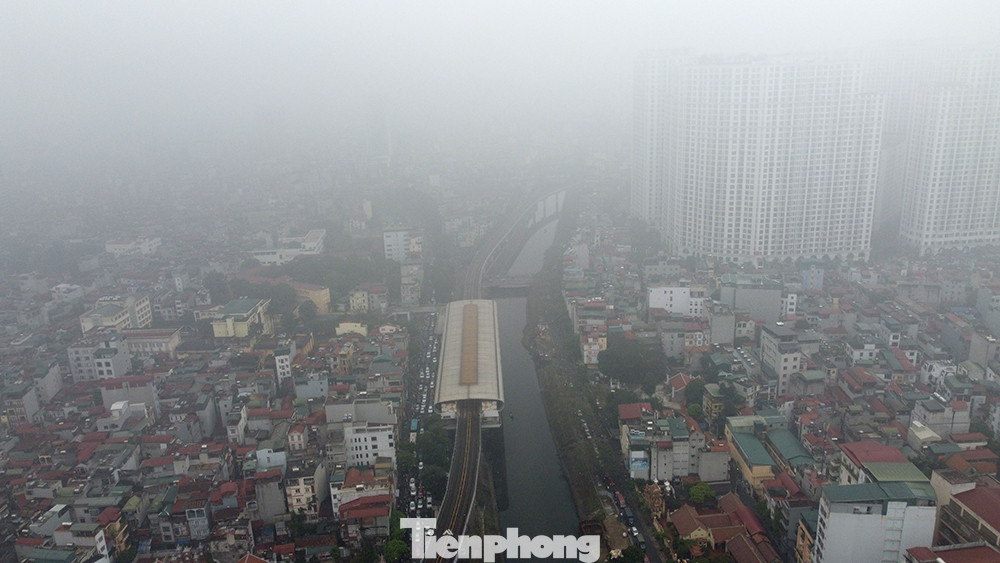 Bầu trời Hà Nội chìm trong sương mù.