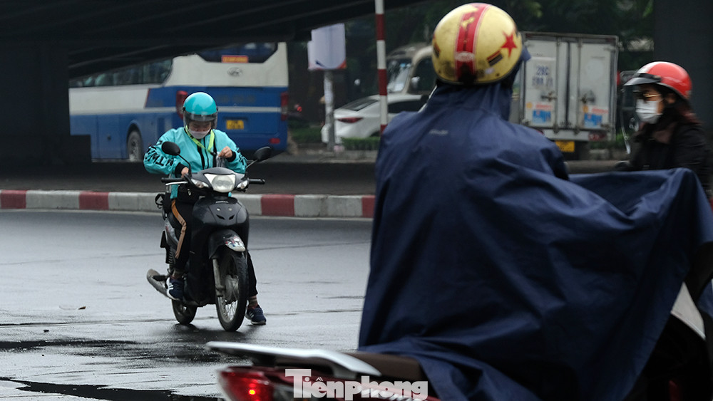 Buổi sáng, thời tiết không mưa nhưng độ ẩm trong không khí quá cao. Một số người phải mặc áo mưa để tránh bị bắn bẩn từ xe đi phía trước vì mặt đường ẩm ướt.