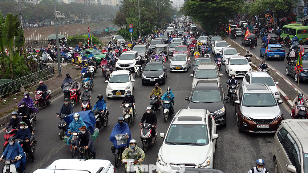 Tình trạng hình thái thời tiết "quá mù ra mưa" phần nào ảnh hưởng đến sinh hoạt và đi lại của người dân.