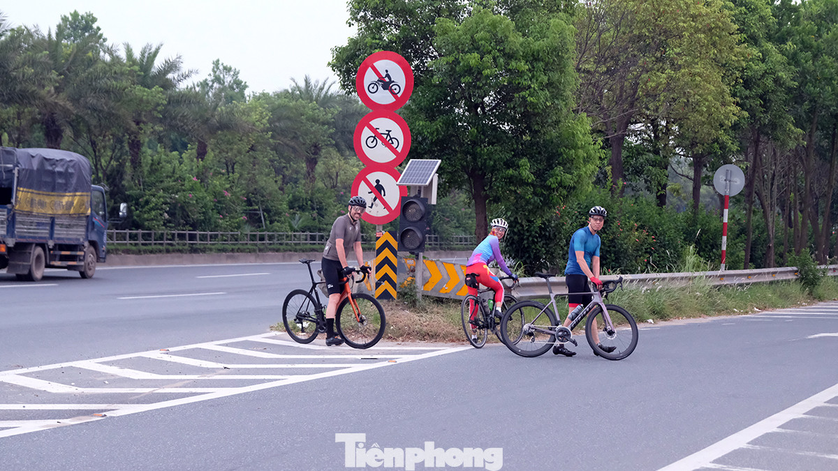 Khi phát hiện phóng viên ghi hình, nhiều người vội quay đầu đi ngược chiều, mạo hiểm băng qua đường để né.