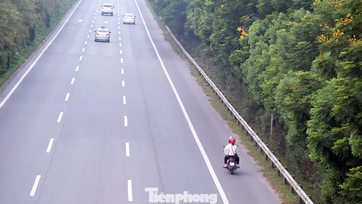 Xe máy đi "lạc" vào đường cao tốc.