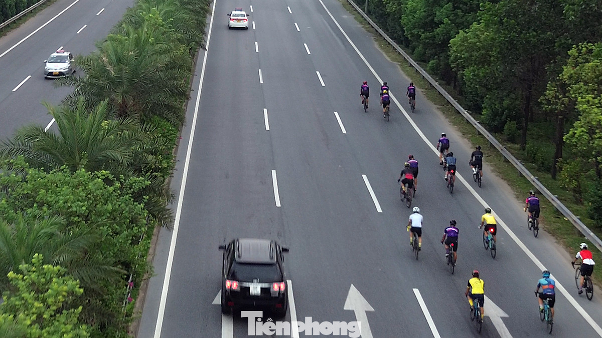 Vào khoảng 5 giờ sáng hàng ngày, hình ảnh thường bắt gặp trên đại lộ Võ Nguyên Giáp (Hà Nội) hướng đi sân bay Nội Bài là đoàn người đạp xe thể dục vào đường dành cho xe ô tô.