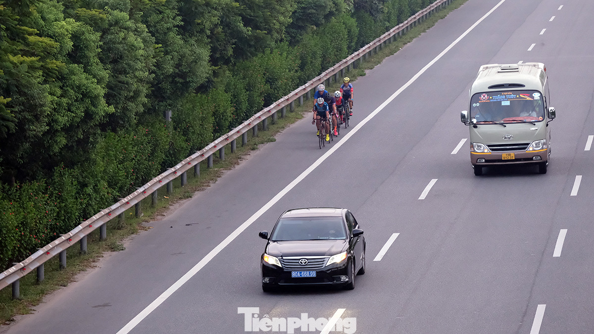 Một tài xế ô tô hay chạy tuyến Hà Nội - sân bay Nội Bài bày tỏ bức xúc mỗi khi gặp những đoàn người đạp xe tập thể dục thiếu ý thức trên đại lộ Võ Nguyên Giáp. "Nhiều khi họ còn dàn hàng đi trên đường, đi cả vào làn đường có biển báo 90km/h", người này chia sẻ.