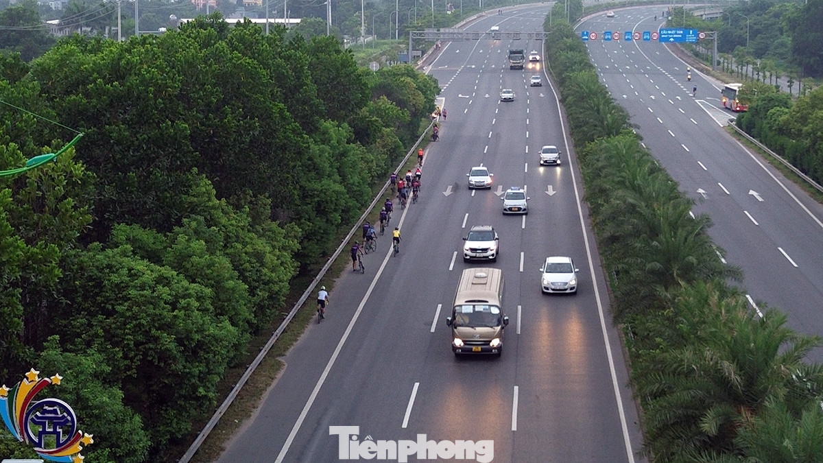 Khi phát hiện phóng viên ghi hình, nhiều người vội quay đầu đi ngược chiều, mạo hiểm băng qua đường để né.