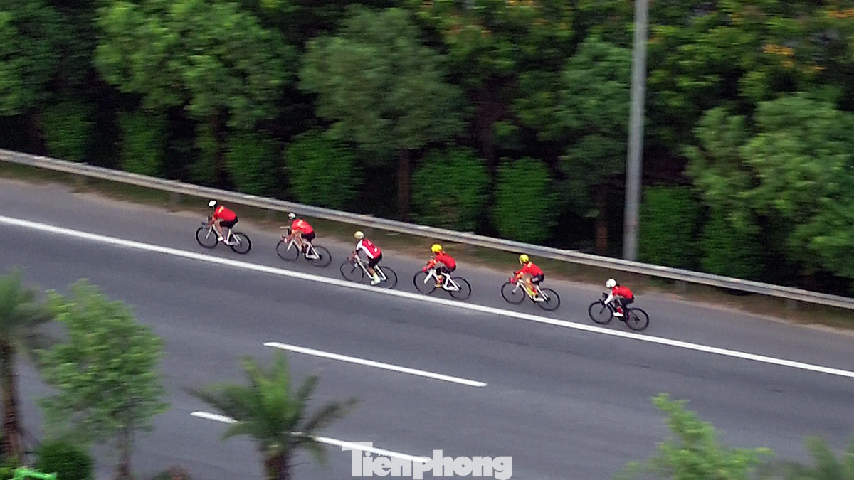 Đoàn xe đạp chạy vun vút trên đường cao tốc bất chấp nguy hiểm luôn rình rập cho bản thân và các phương tiện tham gia giao thông.