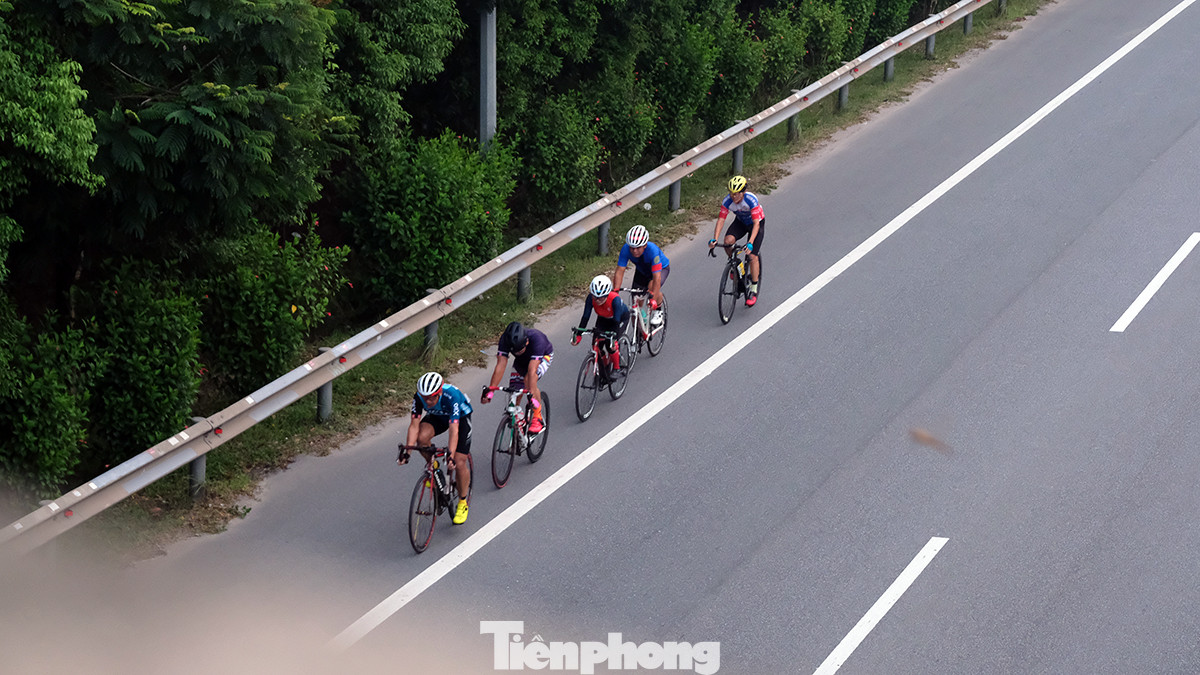 Dù đây là đường dành riêng cho xe ô tô, tốc độ từ 80 - 90km/h, cấm các loại xe thô sơ, xe thồ, xe đạp điện, xe mô tô, xe gắn máy...