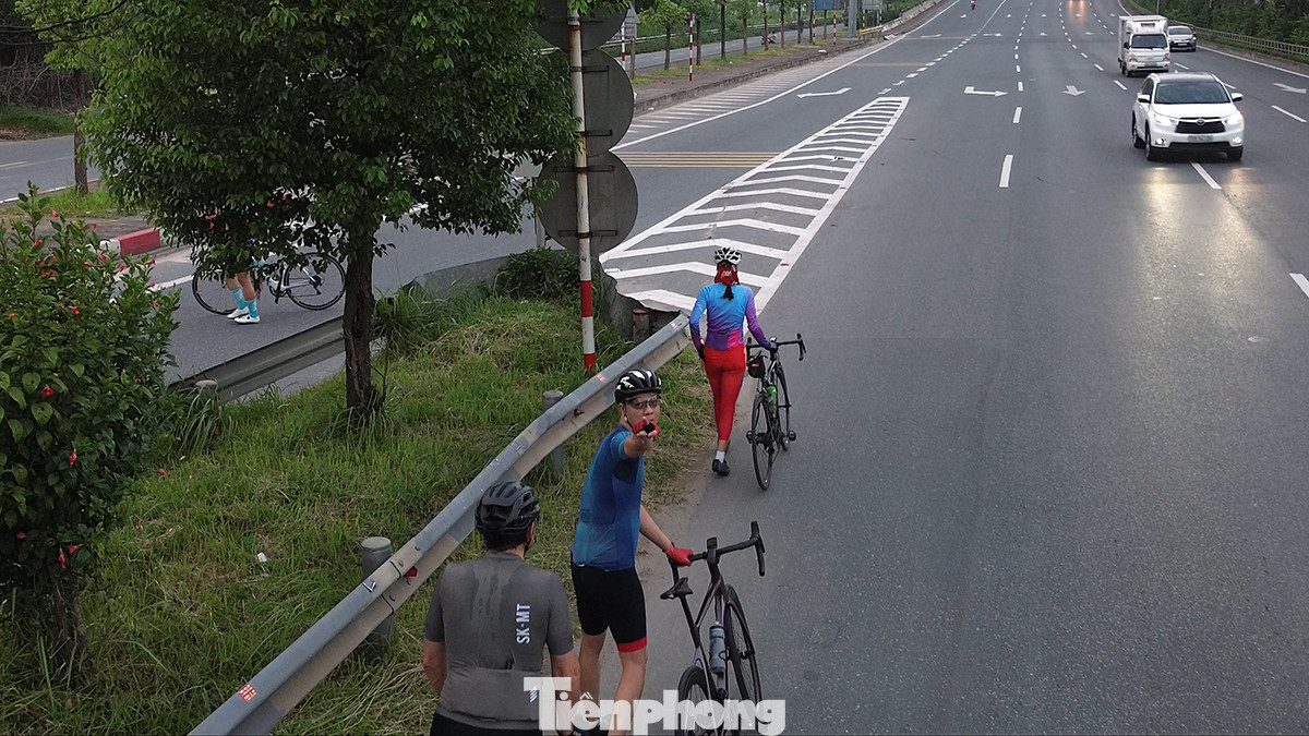 Khi phát hiện phóng viên ghi hình, nhiều người vội quay đầu đi ngược chiều, mạo hiểm băng qua đường để né.