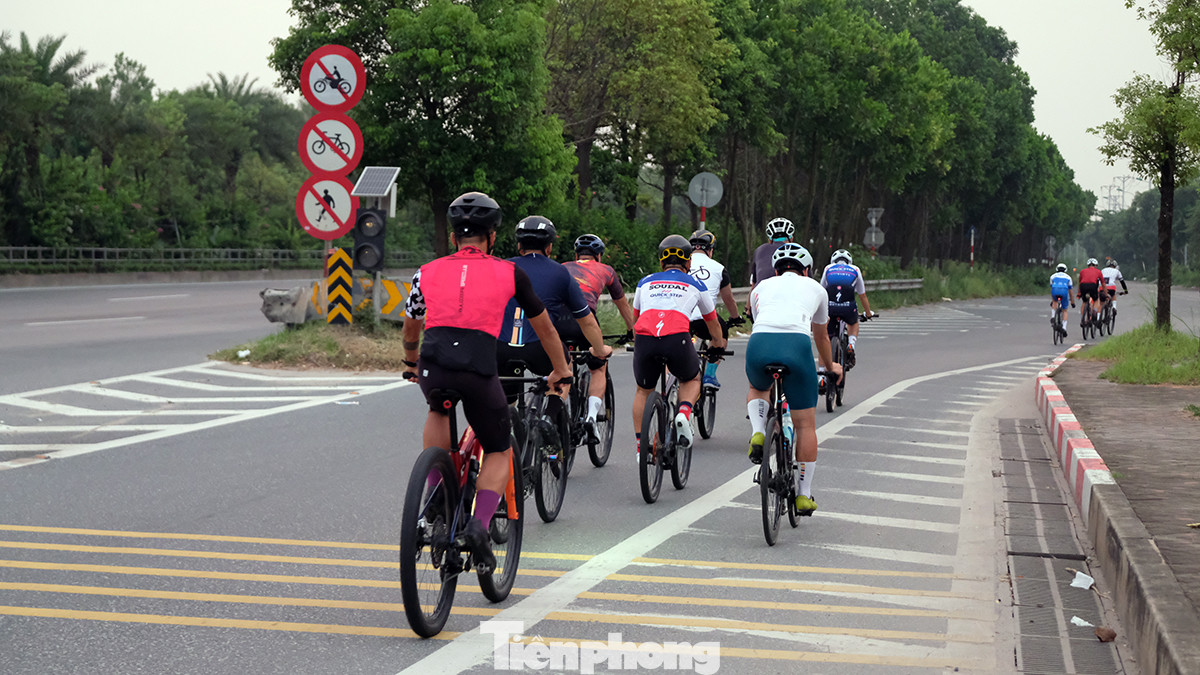 Nhiều người tập thể dục đạp xe đường dài vẫn tuân thủ luật giao thông khi không đi vào đường cao tốc dành cho xe ô tô.