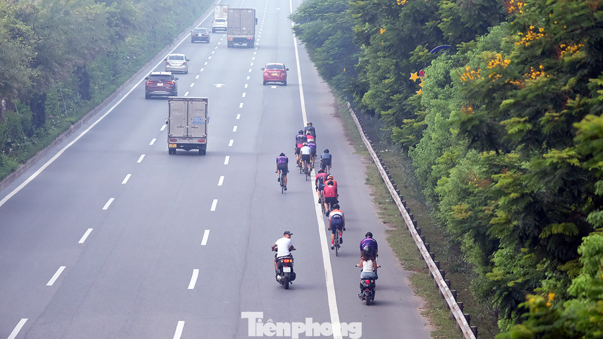 Bên cạnh đoàn xe đạp còn có xe máy đi hiên ngang trên đường cao tốc, đầu không đội mũ bảo hiểm.