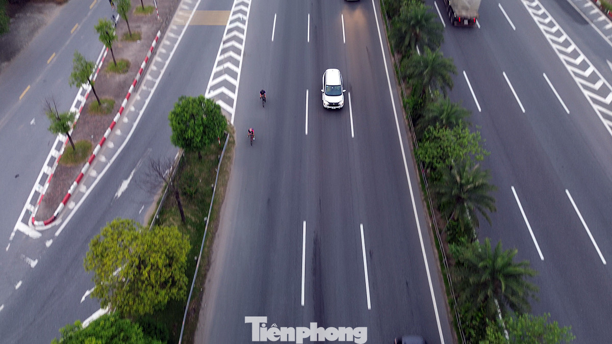 Đối với hành vi cố tình vi phạm giao thông như trên, tùy theo tính chất, mức độ, người thực hiện hành vi có thể bị xử phạt vi phạm hành chính hoặc bị truy cứu trách nhiệm hình sự. Cụ thể, theo quy định tại Điều 8 Nghị định 100/2019, sửa đổi, bổ sung tại Nghị định 123/2021/ NĐ-CP, người đạp xe vào đường cấm, đường cao tốc mà không phải người thực hiện quản lý, bảo trì đường cao tốc, nếu bị lực lượng chức năng phát hiện thì sẽ bị xử phạt hành chính từ 400.000 - 600.000 đồng. Nếu có căn cứ chứng minh rằng người thực hiện hành vi này gây ra thiệt hại nghiêm trọng thì có thể bị truy cứu trách nhiệm hình sự về tội "Vi phạm quy định về giao thông đường bộ" tại Điều 260 Bộ Luật hình sự 2015 sửa đổi, bổ sung 2017 và phải bồi thường thiệt hại nếu có.