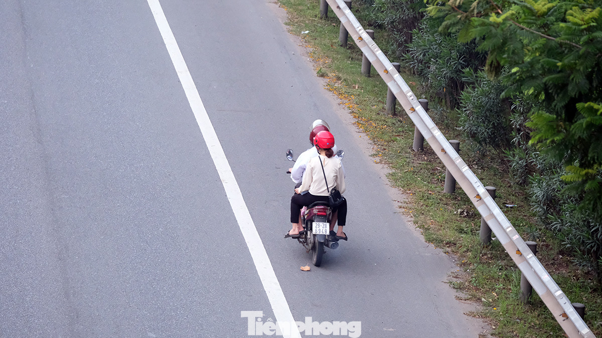 Xe máy đi "lạc" vào đường cao tốc.