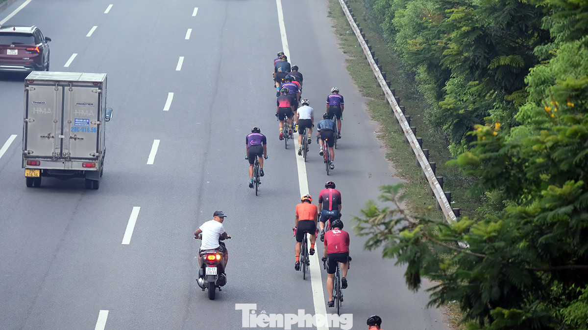 ... nhưng xe máy, xe đạp đi tràn ra nhiều làn đường cao tốc dành cho xe ô tô đi với tốc độ cao.