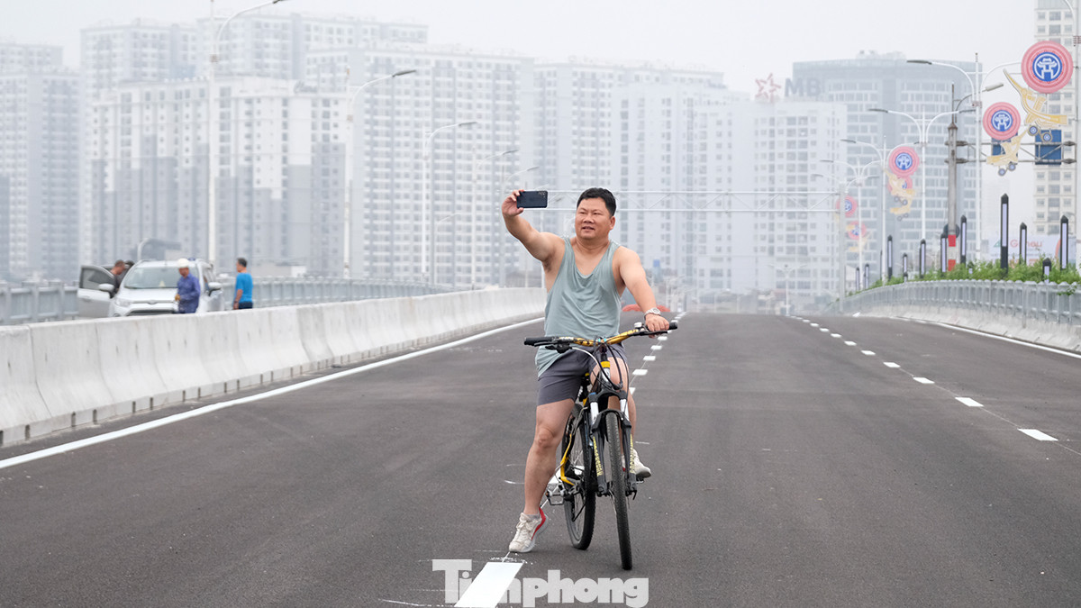 Chụp ảnh check - in trên mặt cầu rộng thênh thang trước thời điểm cầu Vĩnh Tuy giai đoạn 2 được khánh thành.