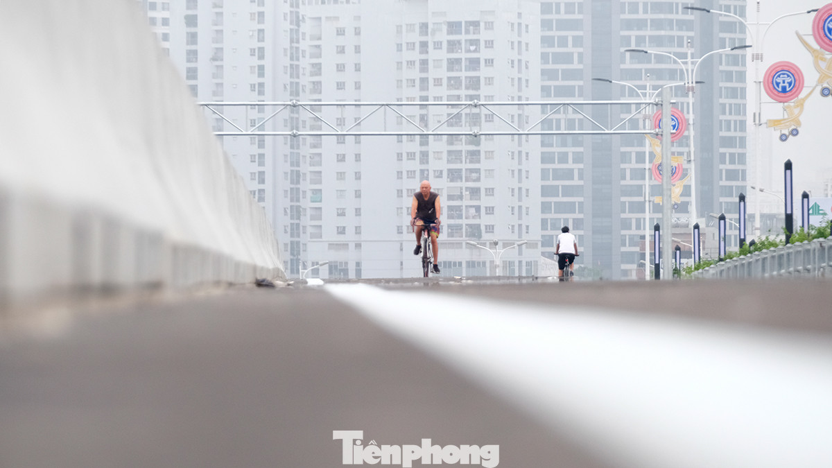 Anh Thanh nhà ở phố Minh Khai đã đạp xe lên cầu tập thể dục vào buổi sáng trong vòng khoảng một tuần nay. Anh này chia sẻ: "Kể từ khi đơn vị thi công tháo rào chắn, tôi tranh thủ đạp xe lên đây tập thể dục vào buổi sáng sớm. Được đạp xe trên mặt cầu rộng thênh thang cho cảm giác thật thú vị và đặc biệt bởi sau này cầu đưa vào sử dụng sẽ không bao giờ được đạp xe vào làn đường ô tô như thế này".