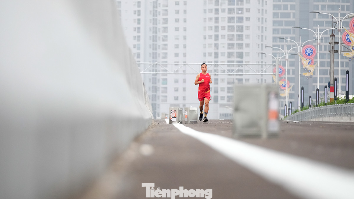 Dự án đầu tư xây dựng cầu Vĩnh Tuy (giai đoạn 2) được khởi công vào tháng 1/2021, tổng chiều dài cầu và đường dẫn khoảng 3.473 m. Tổng mức đầu tư cầu hơn 2.500 tỷ đồng.