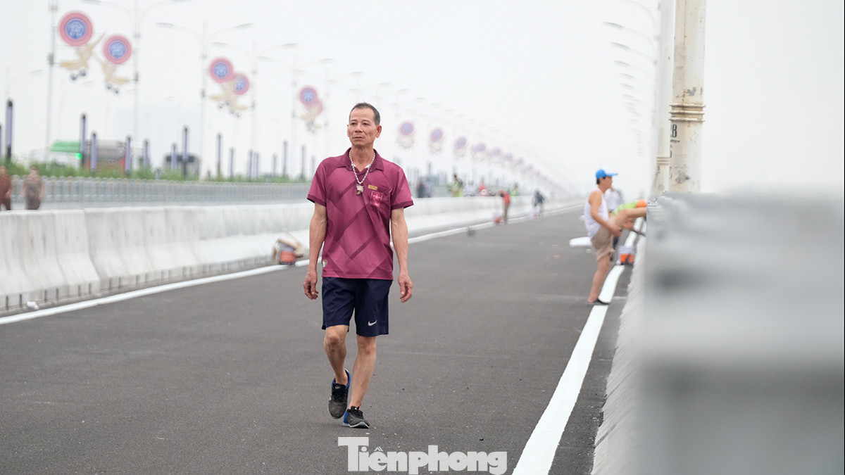 Cầu Vĩnh Tuy giai đoạn 2 được xây dựng về phía hạ lưu song song cầu hiện có, mép cầu cách mép cầu cũ 2,0m, tim cầu giai đoạn 2 nằm song song và cách tim cầu giai đoạn 1 về phía hạ lưu sông Hồng 21,25m, hình dáng tương tự cầu Vĩnh Tuy giai đoạn 1.