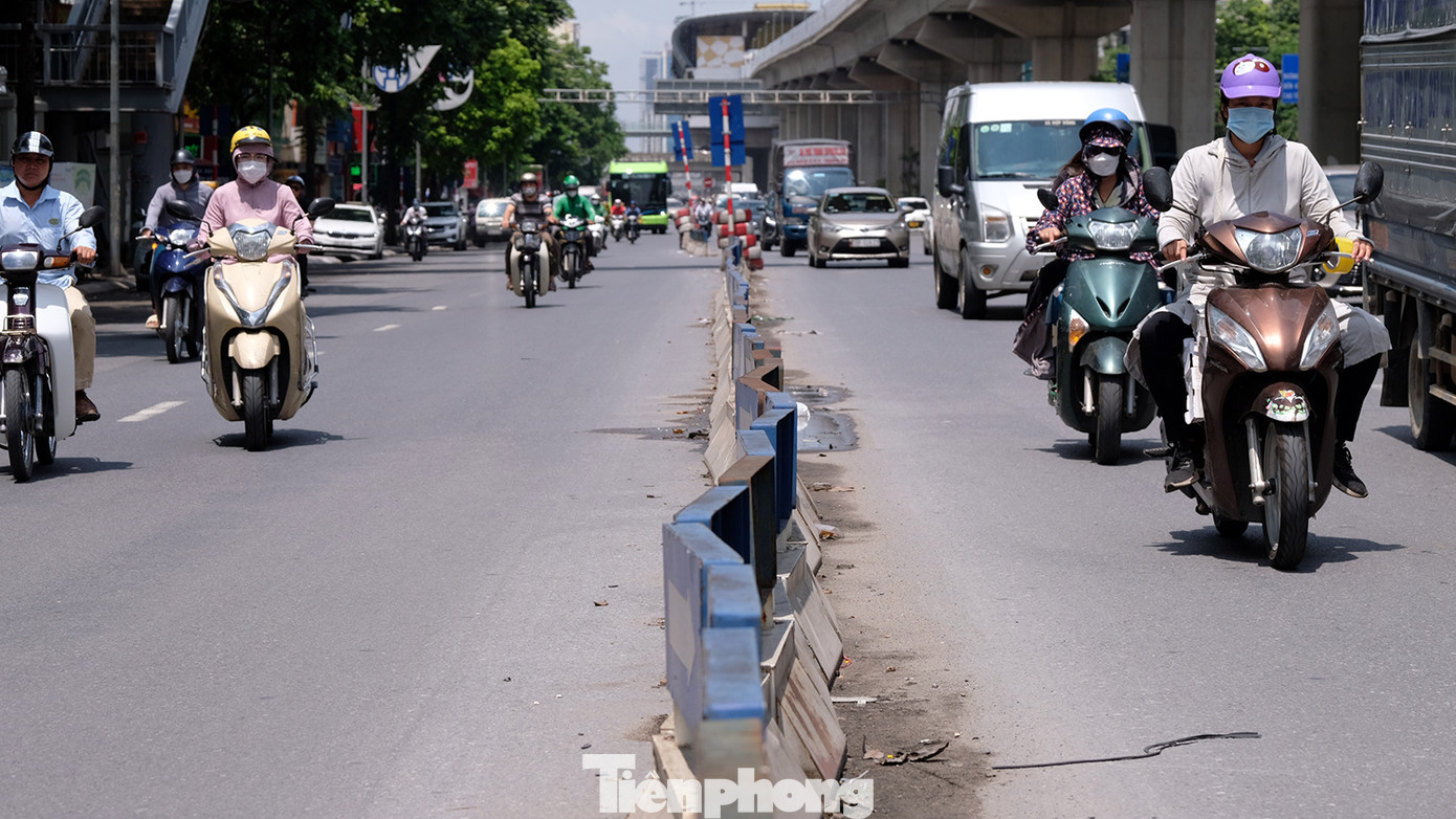 Sở Giao thông vận tải Hà Nội cũng chỉ ra các nguyên nhân dẫn tới những tồn tại trên, trong đó việc mật độ giao thông trên tuyến vào các khung giờ cao điểm và theo chiều đường nhất định rất cao, cùng với đó do việc phân làn có cải thiện, các phương tiện lưu thông nhanh hơn về khu vực các nút, các giao cắt nên xảy ra ùn ứ.