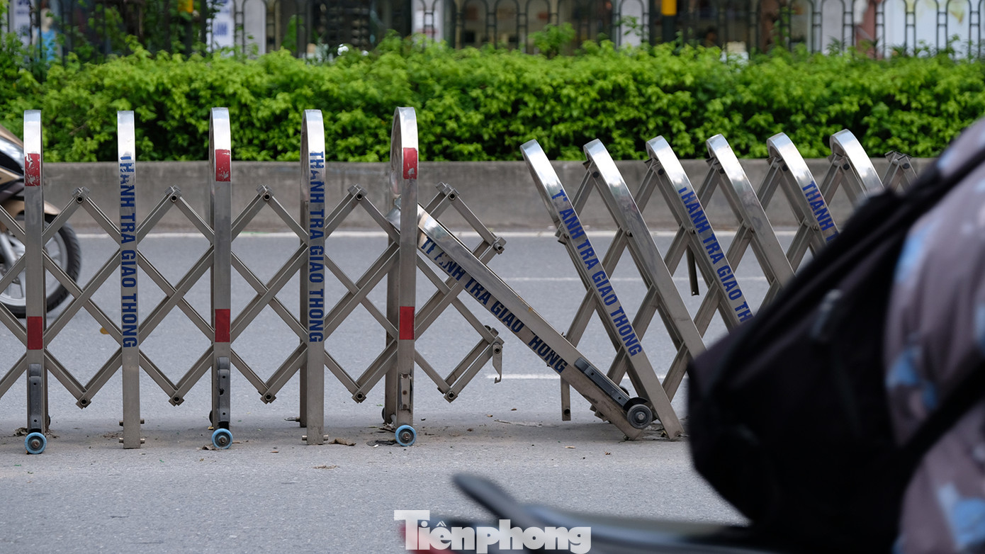 Theo ghi nhận của phóng viên Báo Tiền Phong, hiện trạng toàn bộ dải phân cách cứng (khoảng 1,5km) trên đường Nguyễn Trãi vẫn án ngữ trên đường. Hiện trạng xô lệch, nhếch nhác của dải phân cách này làm xấu đi hình ảnh giao thông của Thủ đô.