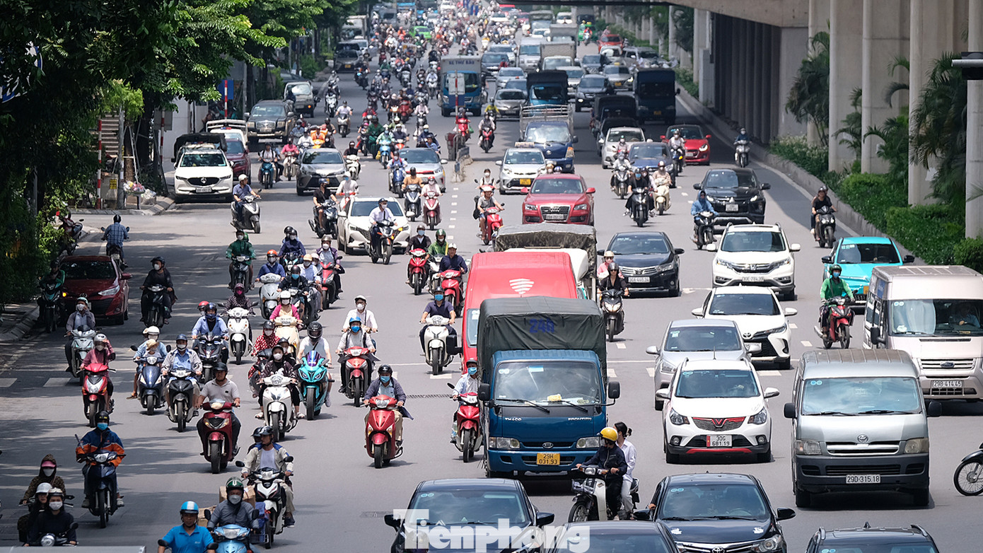 Mọi phương tiện tham gia giao thông gần như lại đi hỗn hợp không theo làn.