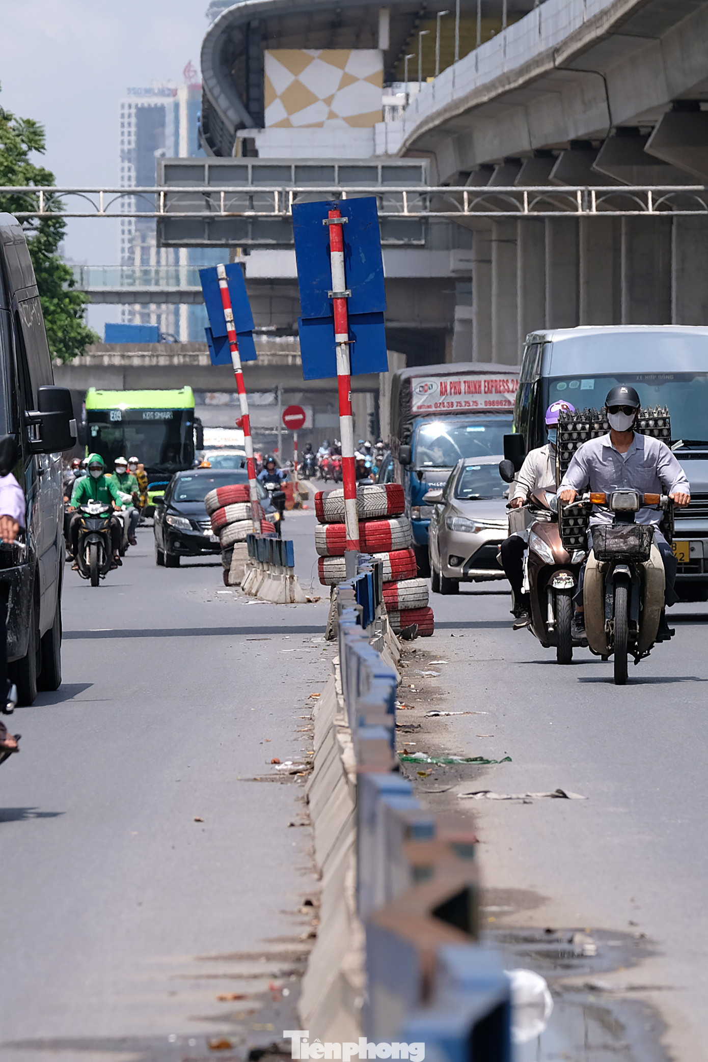 "Tình trạng xe máy, ô tô đâm vào dải phân cách thỉnh thoảng lại diễn ra. Nhất là vào lúc nhập nhoạng tối. Rác thải bám đầy theo dải phân cách rất mất vệ sinh. Tôi nghĩ nên tháo bỏ vì thường xuyên thấy các phương tiện đi lại lộn xộn chẳng khác gì ngày chưa có" Anh Dương chạy xe công nghệ thường đứng trước nhà ga Thượng Đình cho biết.