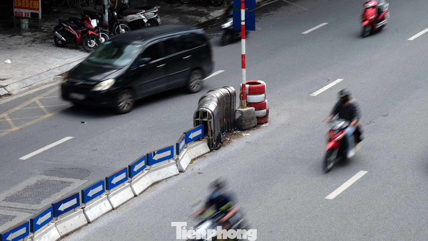 Ô tô vẫn đi vào làn dành cho xe máy, xe thô sơ. Xe máy vẫn đi vào phần đường dành cho xe ô tô mà không gặp trở ngại gì.