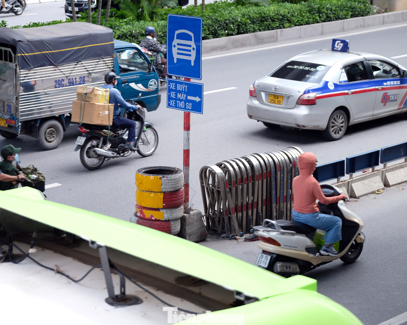 Tuy nhiên, Sở Giao thông vận tải Hà Nội cho biết vẫn còn tình trạng xe máy đi vào làn của ô tô và ngược lại (đặc biệt theo chiều đường từ Ngã Tư Sở về Khuất Duy Tiến). Ùn ứ giao thông vẫn xảy ra vào giờ cao điểm tại các nút giao, điểm quay đầu, lối lên cầu vượt Ngã Tư Sở.