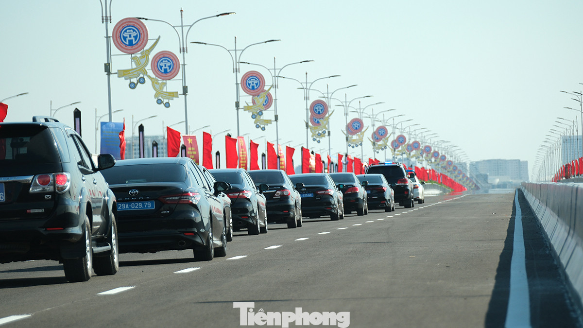 Cầu Vĩnh Tuy sau khi được hoàn thiện tổng thể sẽ là cầu có chiều rộng mặt cắt ngang lớn nhất Hà Nội với 8 làn ôtô.