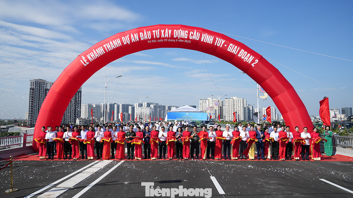 Cầu Vĩnh Tuy 2 được đưa vào sử dụng, gọi chung cầu Vĩnh Tuy (bao gồm hai cầu) sẽ là cầu có chiều rộng mặt cắt ngang với 8 làn ô tô. Đây là cây cầu đầu tiên tại Hà Nội có làn đường dành riêng cho xe buýt.