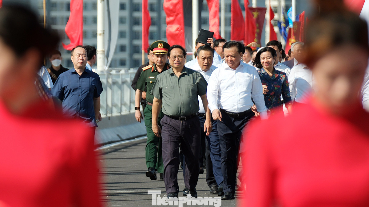 Thủ tướng Phạm Minh Chính, Bí thư Thành ủy Hà Nội cùng lãnh đạo các Bộ ngành và TP Hà Nội tham dự lễ cắt băng khánh thành chính thức đưa công trình cầu Vĩnh Tuy 2 vào sử dụng.
