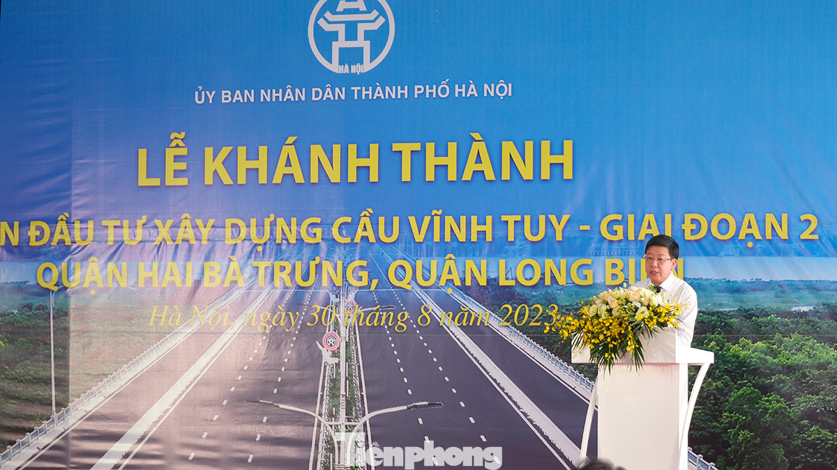 "Hà Nội là đô thị đặc biệt có mật độ dân cư lớn, lưu lượng tham gia giao thông ngày một tăng cao; trong khi đó, kết cấu hạ tầng giao thông còn nhiều bất cập, hệ thống hạ tầng khung bao gồm các đường vành đai, các trục hướng tâm chưa được khớp nối, liên thông đồng bộ..." Ông Dương Đức Tuấn, Phó Chủ tịch UBND thành phố Hà Nội phát biểu.