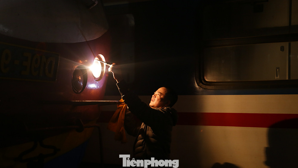 Trong khi đó, kip kiểm tra và bảo dưỡng thiết bị cho đoàn tàu rời bến an toàn cũng đang được thực hiện cẩn trọng.