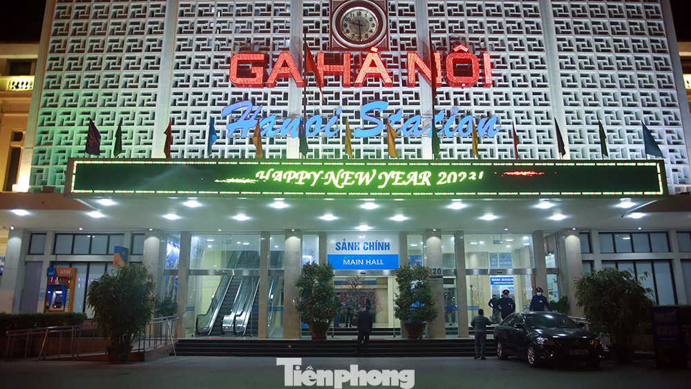 Cửa chính của ga Hà Nội trước thời khắc bước sang năm mới, tất cả như lắng đọng lại. Một không gian chậm rãi yên bình trái ngược với không khí ồn ào, náo nhiệt chỉ cách đây một hai ngày.