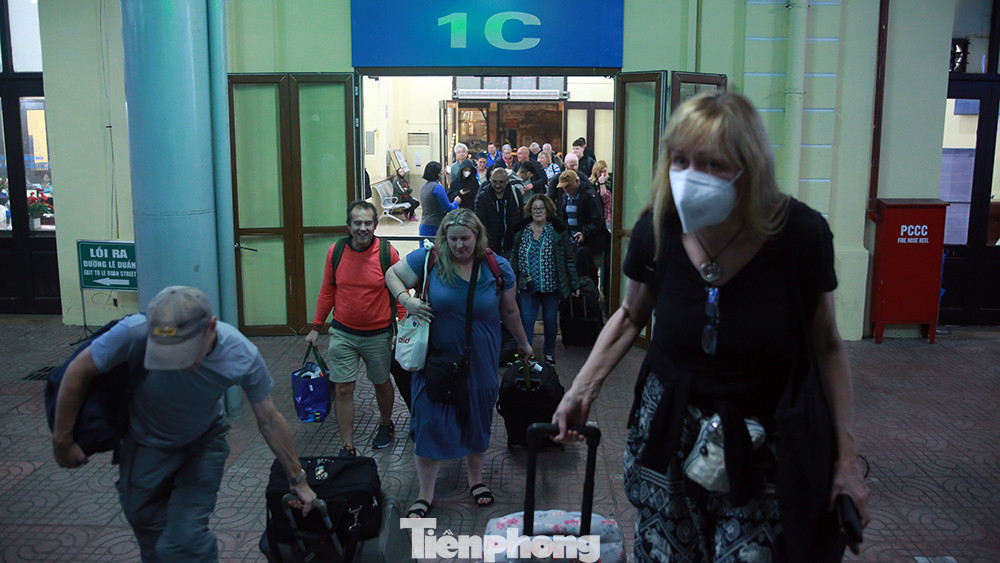 Phía bên trong nơi check in, phần lớn là những đoàn khách du lịch người nước ngoài đến Việt Nam để tận hưởng không khi Tết cổ truyền của người Việt.