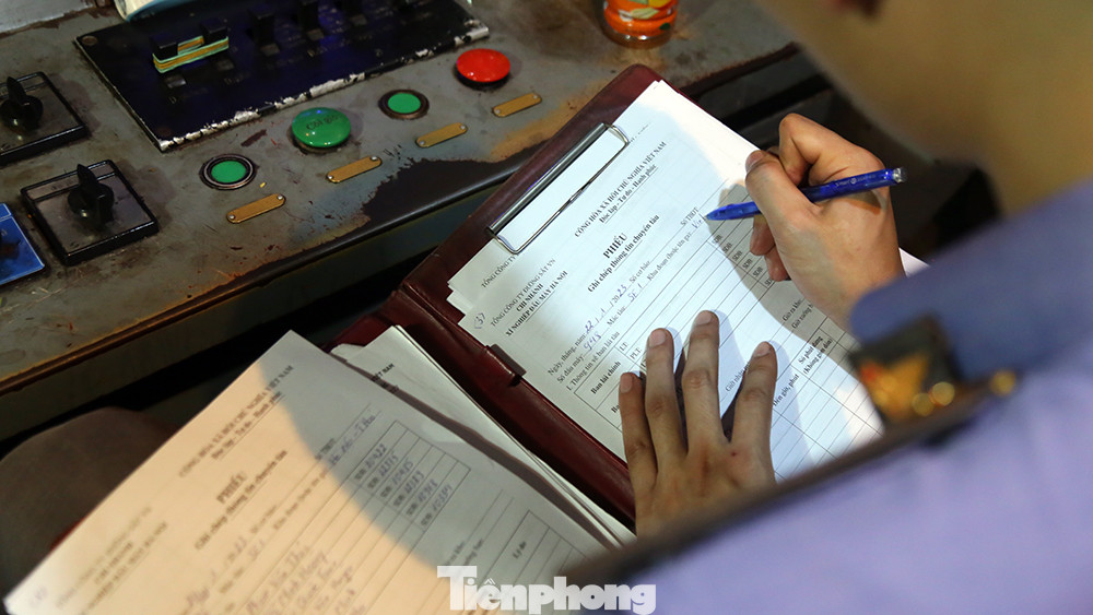 Phiếu ghi chép thông tin chuyến tàu vẫn được trưởng tàu ghi chép cẩn thận trước khi khởi hành.