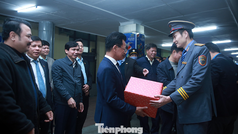 Trong thời điểm chuẩn bị bước sang năm mới, lãnh đạo của ngành đường sắt cùng các đơn vị đã kịp thời tới động viên kip tàu SE1 trước khi tàu rời nhà ga.