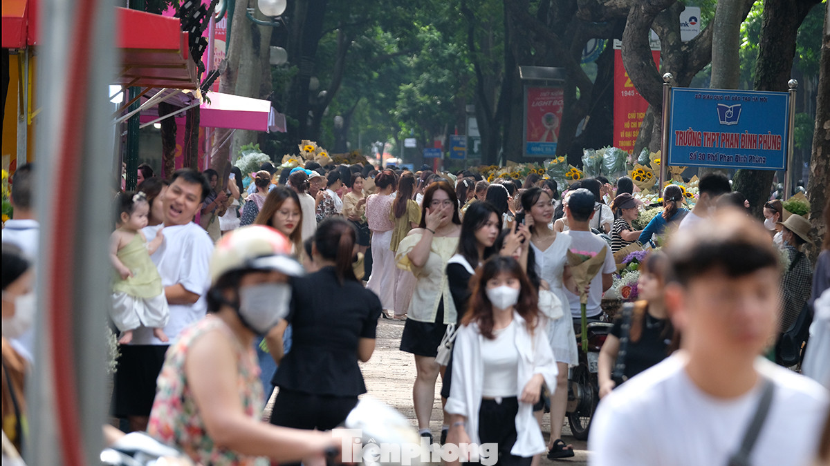 Từ cuối tháng 8 đến đầu tháng 10, phố Phan Đình Phùng (Quán Thánh, Ba Đình, Hà Nội) luôn trong tình trạng nườm nượp người. Từ cuối tháng 8 đến đầu tháng 10, phố Phan Đình Phùng (Quán Thánh, Ba Đình, Hà Nội) luôn trong tình trạng nườm nượp người.