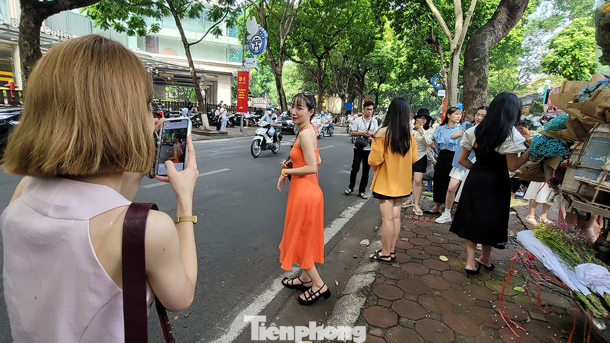 Đại diện UBND phường Quán Thánh khẳng định, pháp luật không cấm người dân chụp ảnh, giao lưu tại nơi công cộng. Tuy nhiên mọi người nên có ý thức tuân thủ luật giao thông và văn hóa nơi công cộng. Đại diện UBND phường Quán Thánh khẳng định, pháp luật không cấm người dân chụp ảnh, giao lưu tại nơi công cộng. Tuy nhiên mọi người nên có ý thức tuân thủ luật giao thông và văn hóa nơi công cộng.