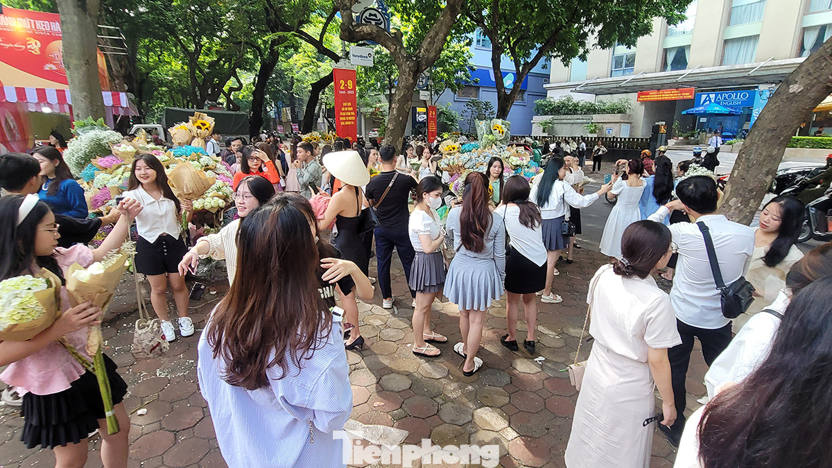 Trên vỉa hè đường Phan Đình Phùng, ngoài các quán cà phê, quán ăn, xuất hiện thêm nhiều gánh hàng rong bán sấu tươi, hoa tươi, xôi cốm, các dịch vụ tự phát như chụp ảnh, trông xe, cho thuê tiểu cảnh chụp ảnh cũng xuất hiện "thời vụ". Trên vỉa hè đường Phan Đình Phùng, ngoài các quán cà phê, quán ăn, xuất hiện thêm nhiều gánh hàng rong bán sấu tươi, hoa tươi, xôi cốm, các dịch vụ tự phát như chụp ảnh, trông xe, cho thuê tiểu cảnh chụp ảnh cũng xuất hiện "thời vụ".